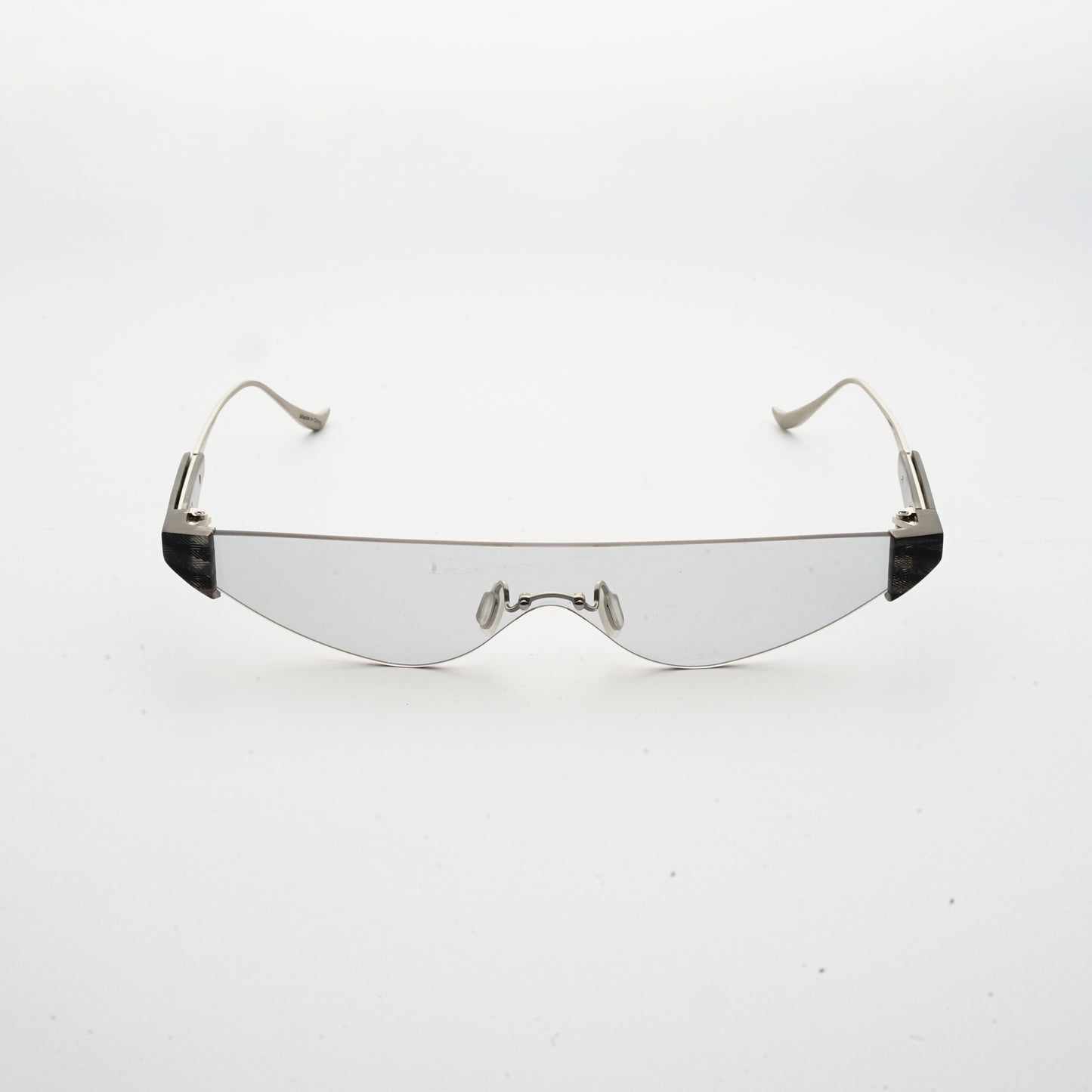 killer goggles style sunglasses with grey one-piece lens and marble hinges front