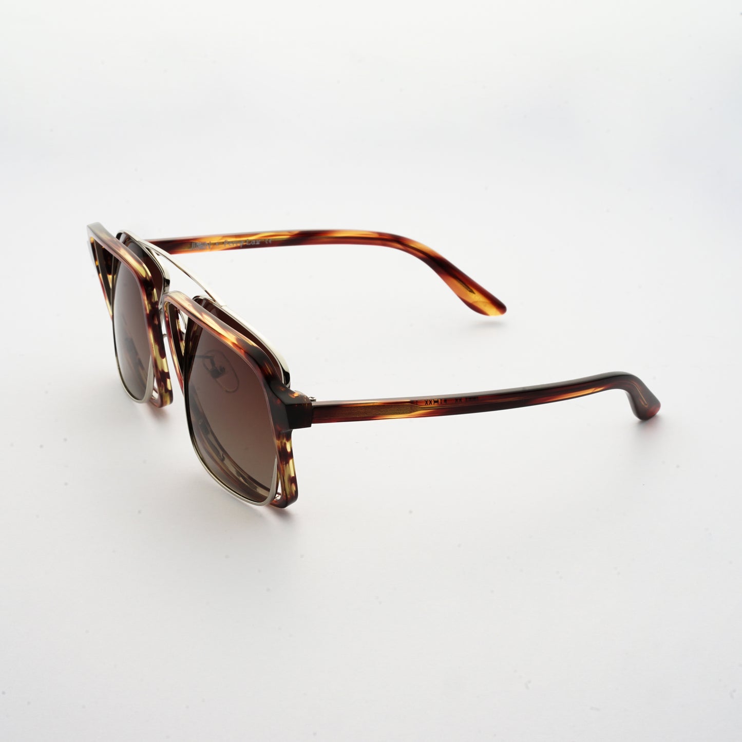 testudinarious acetate frame with crossed gold rims and gradient brown lens 45 angled
