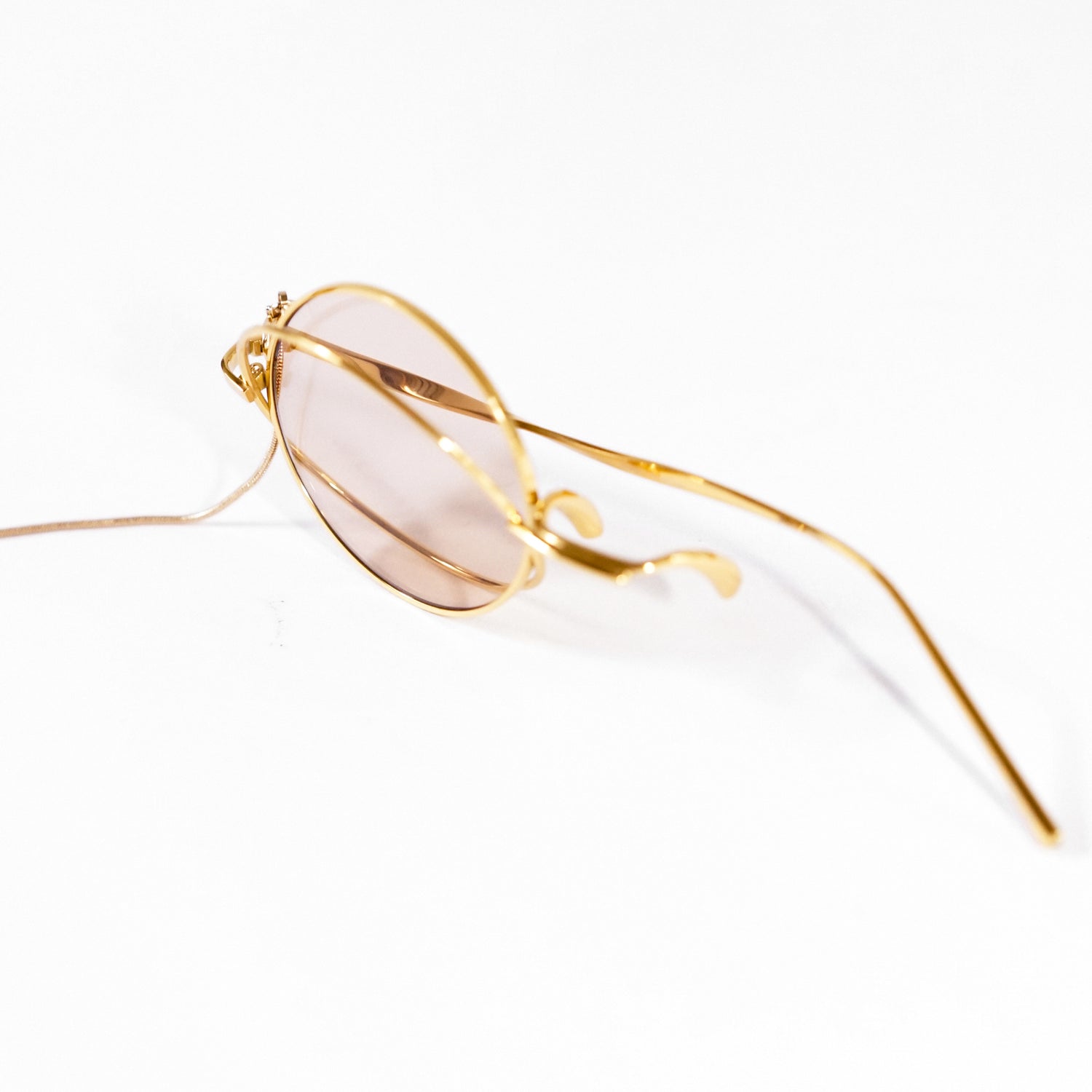 round crossed rims monocle with chain in gold colour 45 angled