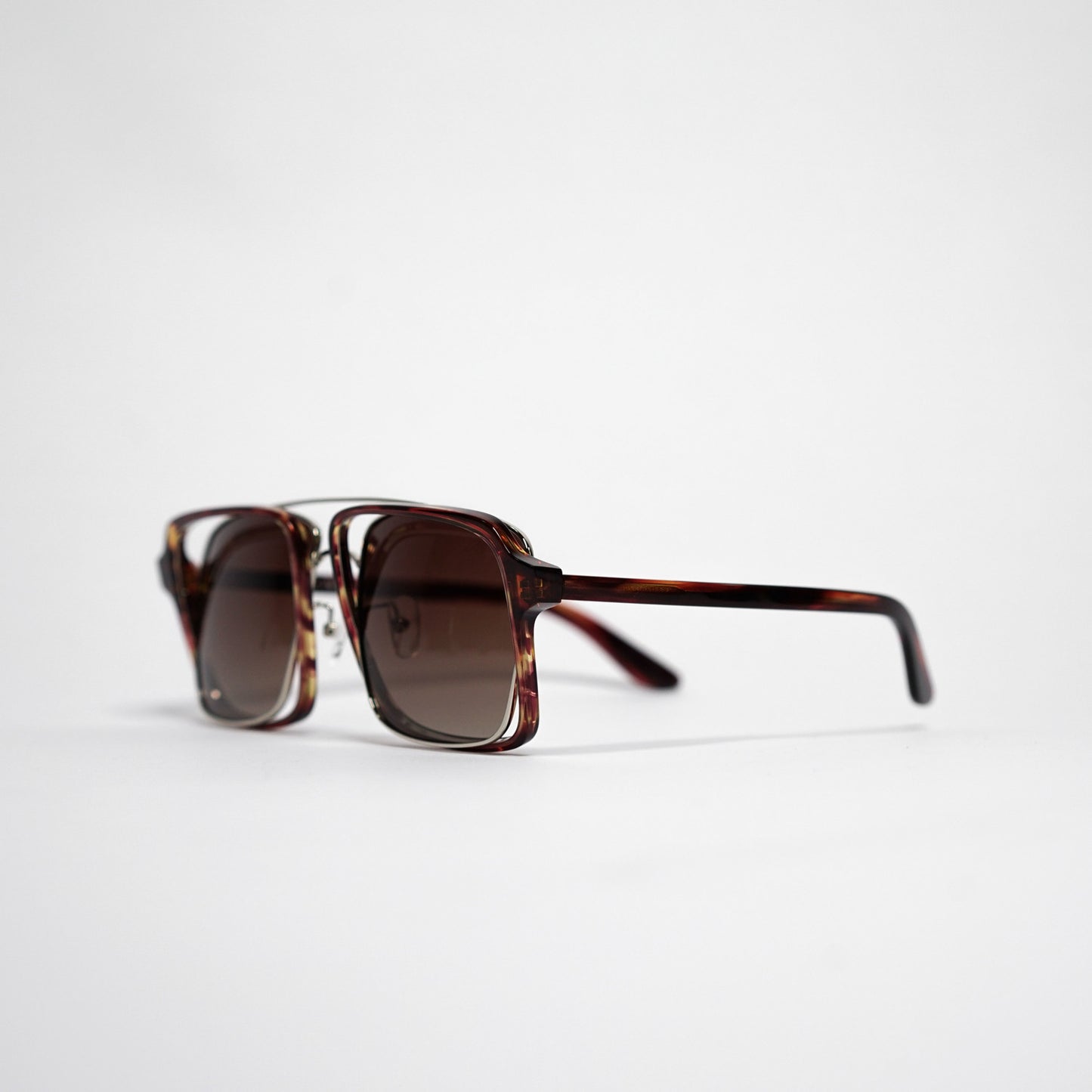 testudinarious acetate frame with crossed gold rims and gradient brown lens 45 angled 2
